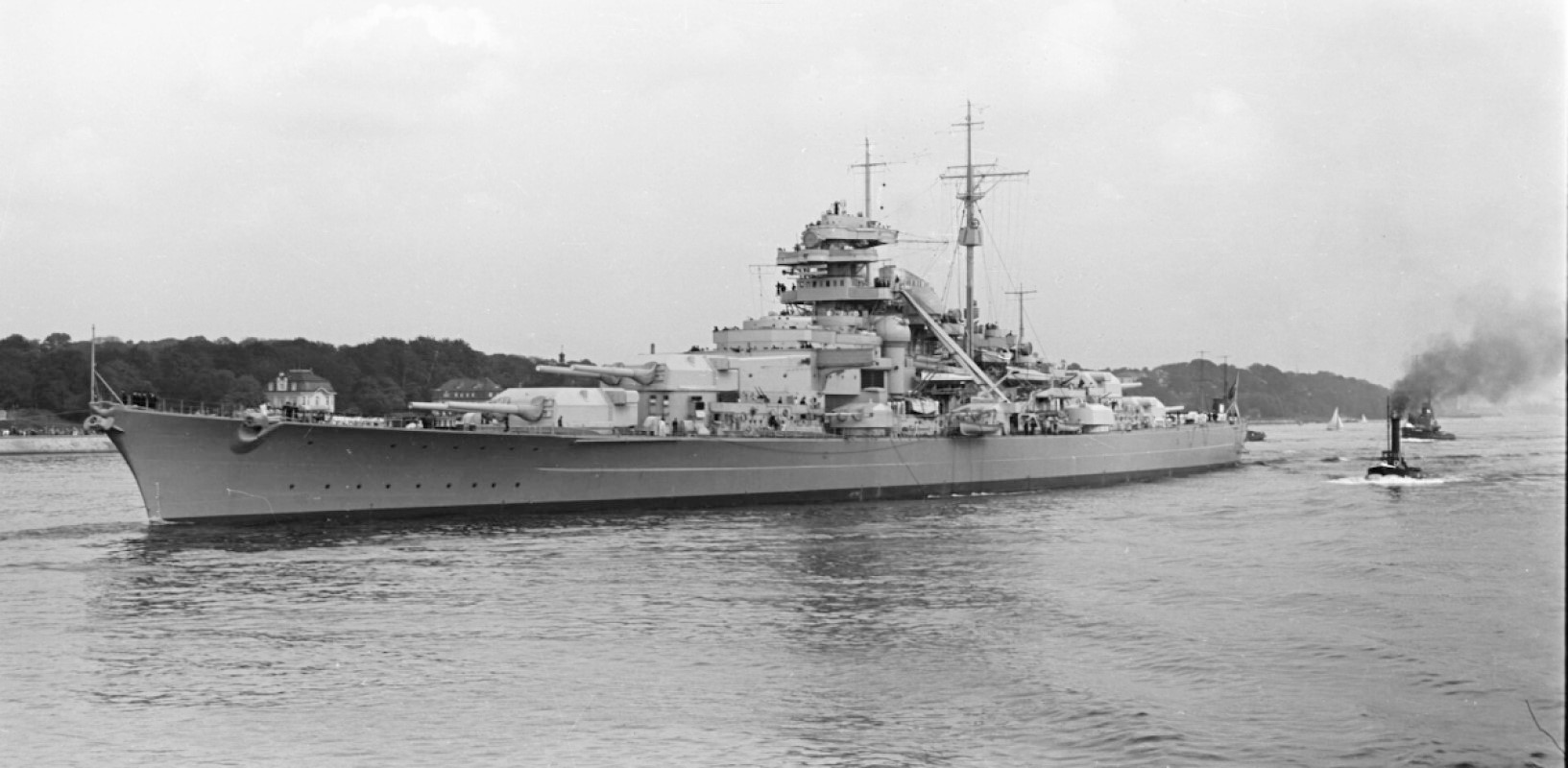 Bismarck off Blankenese in 1940. This Commons version was brightened and cleaned by Hohum in 2021; WakeAtlas retains that version without further content changes.