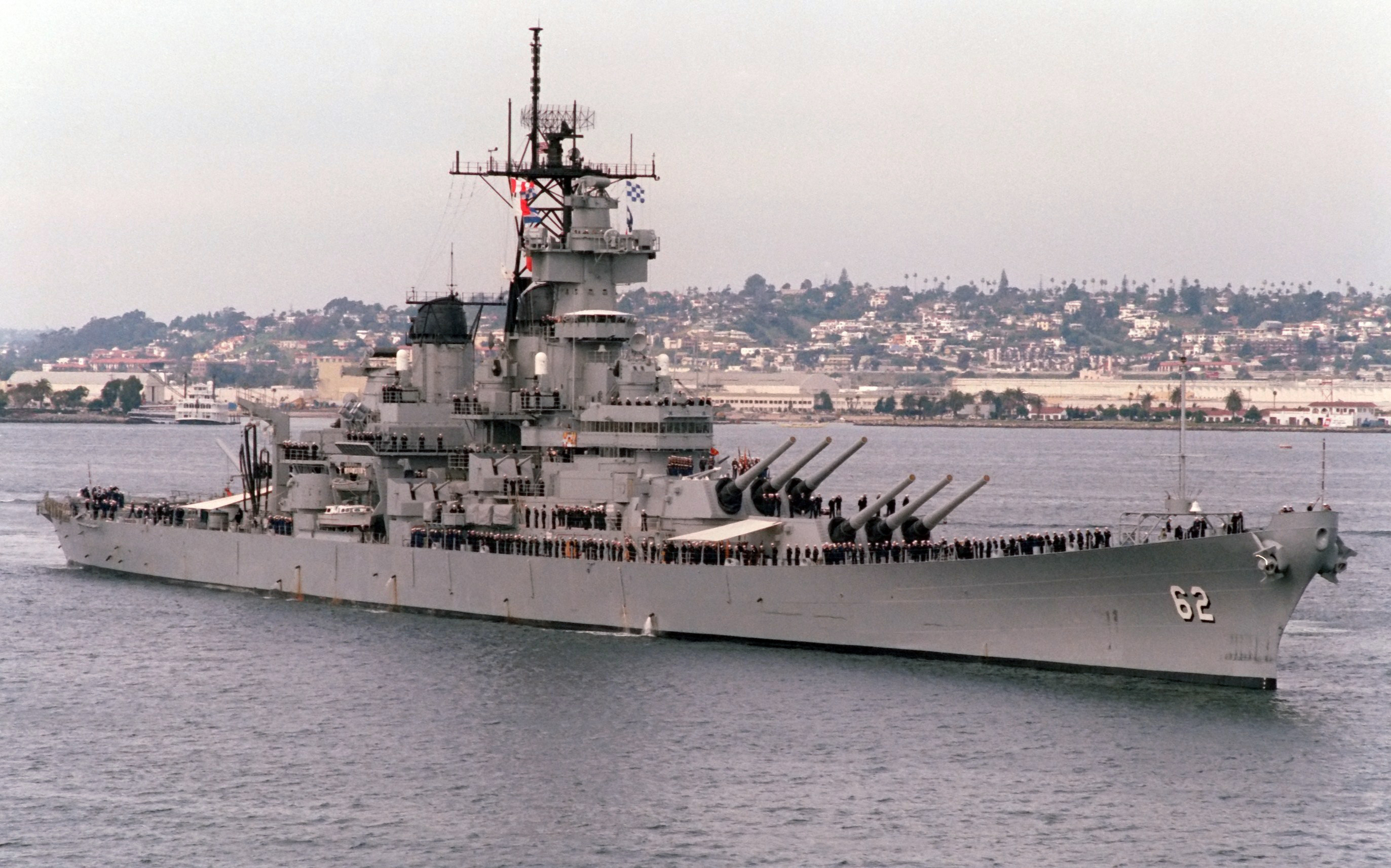 USS New Jersey with sailors lining her rails, 8 January 1985. This shows her later service configuration, before becoming a museum.